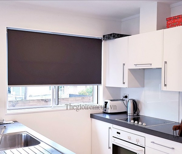 Rèm cuốn màu nâu đất cổ điển nhưng sang trọng hiện đại