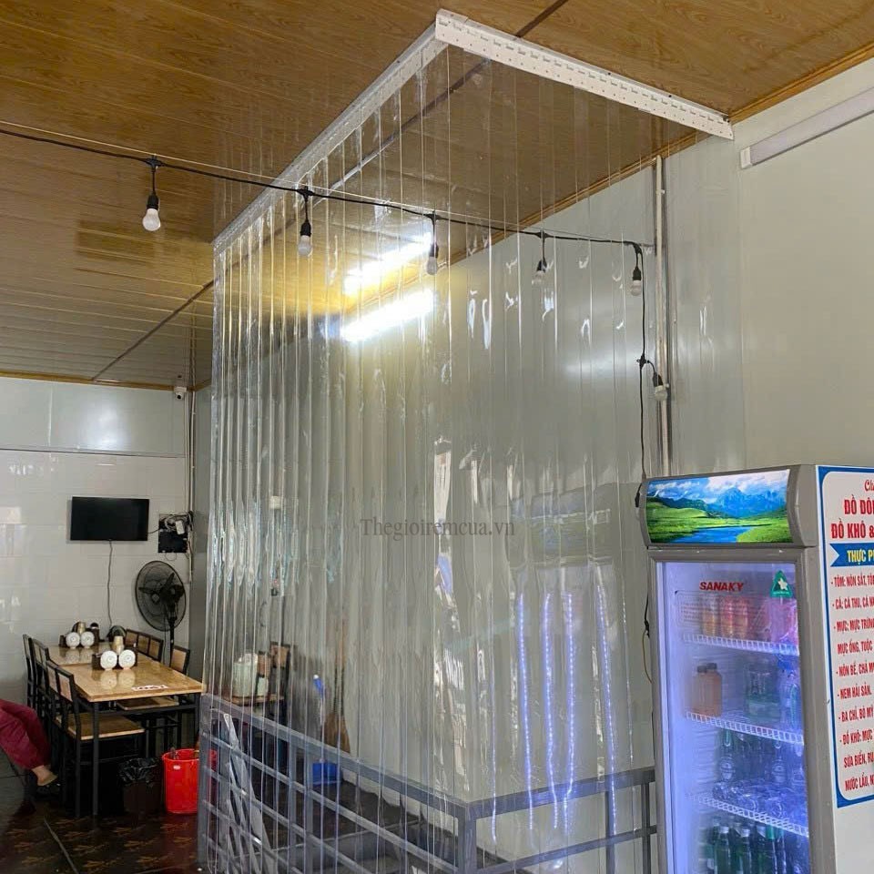 Rèm pvc nhựa trong suốt ngăn lạnh khu vực cầu thang Rèm pvc nhựa trong suốt ngăn lạnh khu vực cầu thang