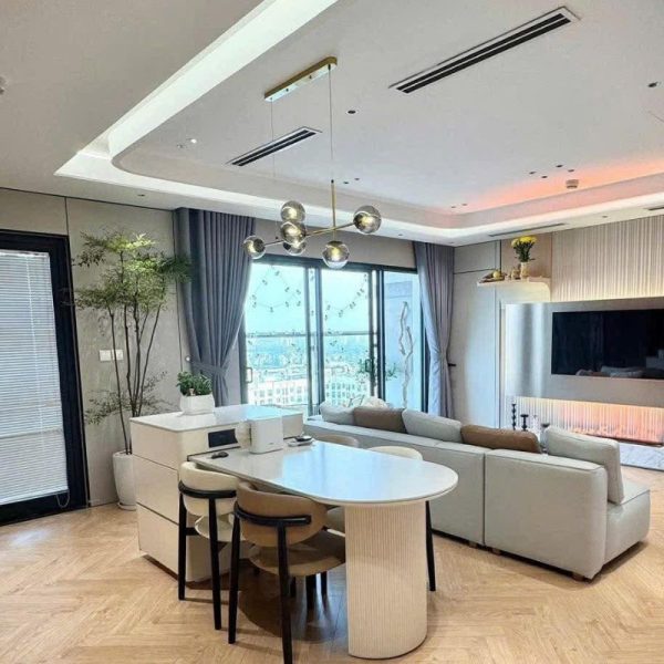 Mẫu rèm vải tự động màu ghi sang trọng được tích hợp trong không gian phòng khách hiện đại, tạo nên điểm nhấn thẩm mỹ và sự tiện nghi.