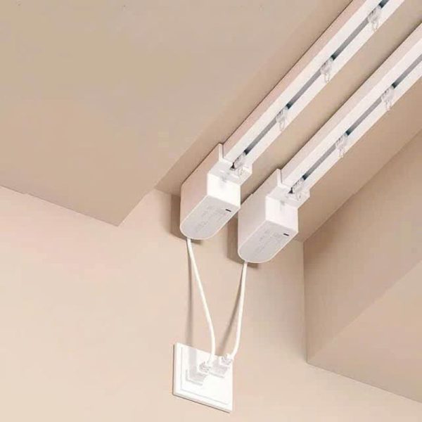 Chi tiết hệ thống hai motor rèm vải tự động lắp đặt âm trần, kết nối với nguồn điện, vận hành êm ái cho rèm hai lớp.