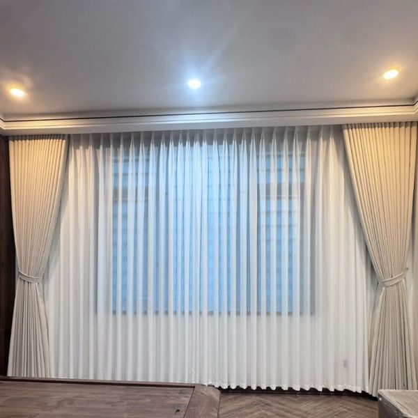 Lớp rèm voan trắng trong hệ thống rèm vải tự động 2 lớp lắp âm trần thạch cao giúp lấy sáng tự nhiên.